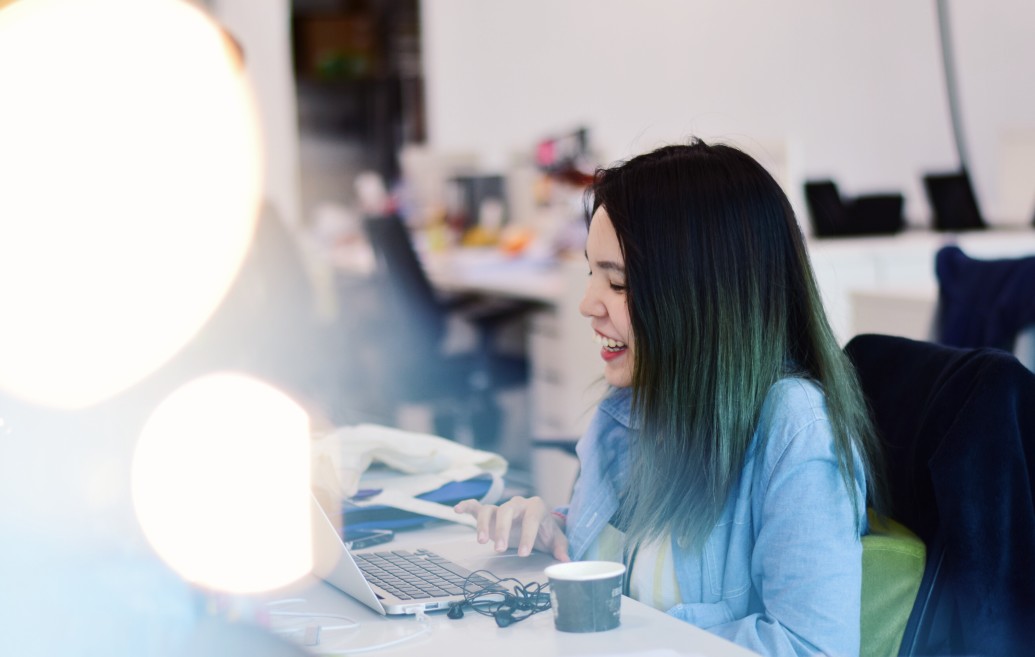 light-business-working-working-technology-office-asian-laptop-laptop-computer-computer_t20_KyoP6Z